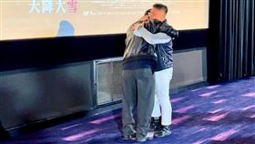 《五月雪》導演張吉安（右）遇到「513」倖存者，激動痛哭。（圖／海鵬影業提供）