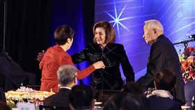 張忠謀伉儷APEC答謝宴　裴洛西現身APEC領袖峰會於美國舊金山時間17日落幕，台灣領袖代表張忠謀（右）、夫人張淑芬（左）伉儷晚間舉辦答謝宴，美國前眾議院議長裴洛西（Nancy Pelosi）（中）現身，向張忠謀與張淑芬致意。中央社記者裴禛舊金山攝  112年11月18日