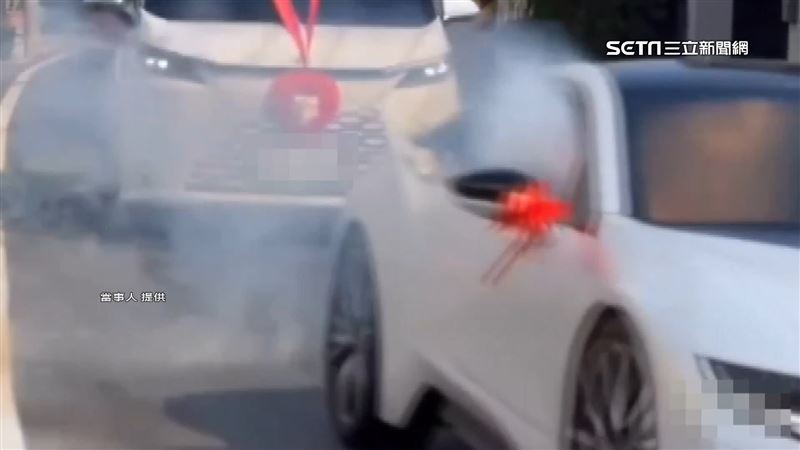 迎親前導車鞭炮丟歪　千萬跑車座椅被炸爛