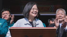 蔡英文總統今（19）日前往桃園龜山明倫三聖宮以及桃園高山頂啟明宮參香祈福。（圖／民進黨提供)