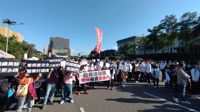 「黑十字運動」　近千醫事人員凱道怒吼