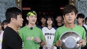 阿翔（右）遭胡瓜K中（圖／民視提供）