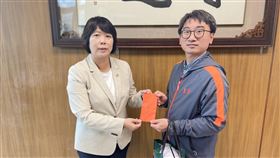 立委候選人鄭文婷前往海大附中致贈營養補給品與慰問金，由校方轉交。