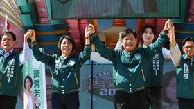 談藍白合  林佳龍：又不是在廟裡抽籤拜拜民進黨彰化縣立委參選人黃秀芳（左2）19日舉辦芬園競選總部成立大會，總統府秘書長林佳龍（前右2）現身站台表示，沒有人像藍白合用民調3%、6%的數字決定國家領導人，又不是在廟裡抽籤拜拜。（黃秀芳競選總部提供）中央社記者吳哲豪傳真  112年11月19日