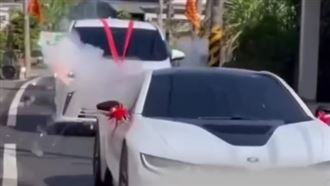 禮炮車內炸開　千萬i8內裝慘兮兮