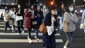 大陸冷氣團報到　北部低溫特報（2）中央氣象署表示，17日受大陸冷氣團影響，天氣轉為乾冷型態，白天感受還算舒適，但晚間天氣會更冷，各地氣溫會比清晨來得低，提醒外出民眾留意保暖。圖為台北市信義區街頭民眾穿著保暖外套過馬路。中央社記者徐肇昌攝　112年11月17日