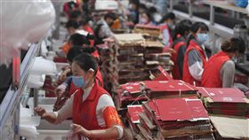 雙11前夕 中國推出網路平台反壟斷指南雙11購物狂歡節前夕，中國國家市場監管總局10日發文宣示要預防和制網路平台壟斷行為，已被解讀為將出重拳整治電商巨頭。圖為在雲南一個倉庫裡，工作人員忙著對網購商品裝箱打包。（中新社提供）中央社 109年11月10日