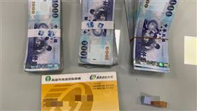 少女竊男友嬤存摺印鑑9度盜領（1）高雄一名17歲少女趁借宿高中男友家期間，盜走男友阿嬤床底存摺印鑑，並前往農會窗口盜領阿嬤積蓄達9次，警方循線追查並將她帶回，搜出現金35萬元和失竊的存摺印鑑。（警方提供）中央社記者洪學廣傳真  110年4月24日