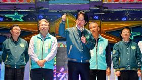 賴清德：台灣正在前進的道路上民進黨總統參選人賴清德（中）19日晚間前往桃園市觀音區，為黨籍立委參選人黃世杰（左2）站台，賴清德表示，總統蔡英文8年來推動國防自主，帶動產業發展，台灣正在前進的道路上。中央社記者吳睿騏桃園攝  112年11月19日