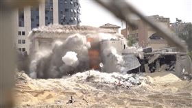 以色列國防軍於 2023 年 11 月 14 日星期二發布影片，顯示加薩城一棟建築內發生爆炸。（圖／美聯社／達志影像）