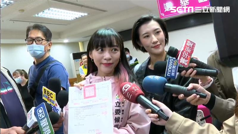 黃捷搶頭香登記參選　一旁短髮正妹身份曝