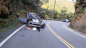 BMW M2雙門跑車行經北宜公路53.9公里處時，疑因過彎速度太快，不慎失控撞上山壁翻車