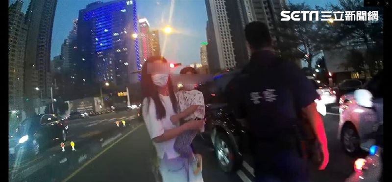 車拋錨婦抱童站快車道　警幫推車網讚翻