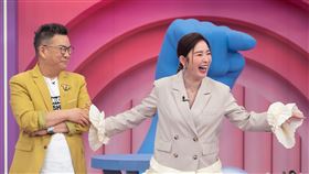許維恩（右）與沈玉琳主持節目（圖／東森提供）