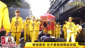 ▲媽祖慈悲，社子居民躦轎底祈求賜福保平安（圖／寶島神很大）