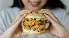 肯德基,麥當勞,雙層咔啦雞腿堡(肯德基 提供)