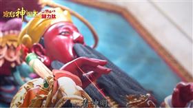 ▲神明為民眾看診以紅線的方式牽引把脈。（圖／寶島神很大）