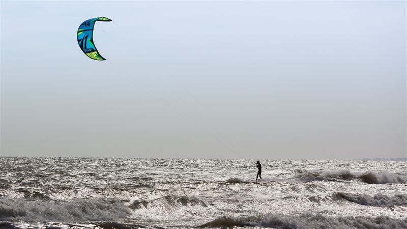 玩風箏衝浪落海漂流12HR　靠漁民燈光救命
