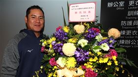 林瀚30度扛國家隊轉身成教練合作金庫棒球隊好手林瀚（左）在10月底代表台北市隊打全運會奪金後正式卸下球員身分成為教練，並擔任冬季棒球聯盟U23世界盃棒球賽培訓隊教練。圖為18日台北大巨蛋公開測試賽現場花禮，賀卡上寫著「扛下30次國家代表隊的真男人 榮退誌喜」。中央社記者張新偉攝  112年11月20日