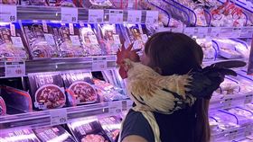 婦人遛寵物公雞逛超市。（圖／翻攝自路上觀察學院 臉書）