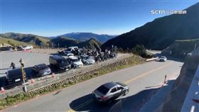 合歡山武嶺停車場塞爆！　遊客竟嗨開「電音趴」