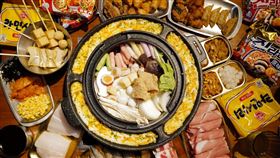 韓國傳統小吃年糕、醬拌雞塊、魚板、韓式泡麵等，幾乎將韓國街頭小吃搬來新竹，讓消費者吃一餐抵三餐。（圖／品牌業者提供）