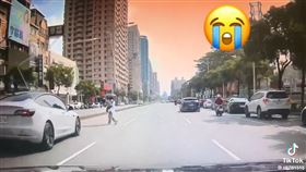 車禍,行人,闖越馬路,高雄