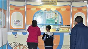 社區中流行的各種病菌，除了造成孩童頻繁的感冒發燒，醫師也發現偶有合併兩種或三種以上病毒共同感染，而造成連續高燒超過一週的案例。（圖／彰基兒童醫院提供）