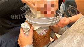 女童垃圾桶壓環當項鍊卡住！爸媽求助消防解圍 圖文／桃園電子報