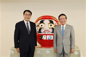 鈴木和夫市長和黃偉哲市長給達摩開眼