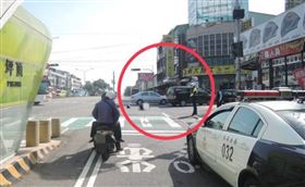 台中23歲騎士遭違規右轉車撞死　機車對折（圖／翻攝畫面）