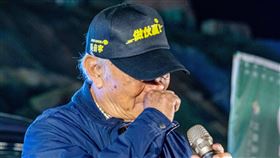 吳音寧父親吳晟上台助講，憶及吳音寧過去為了保護農水，帶領家鄉民眾抗爭，一度哽咽落淚。（圖／吳音寧辦公室提供）