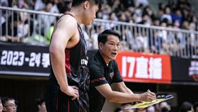 ▲裕隆前總教練邱大宗（右）執教嚴格，不讓主力球員熱身與比賽帶手機，沒想到涉賭球員就叫板凳球員拿手機下注。（圖／PLG提供）