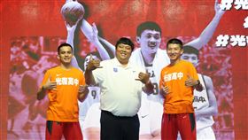 光復高中謝銘駿、林恩宇與主帥陳定杰。（圖／高中體總）