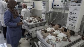 加薩29早產兒撤入埃及。（圖／美聯社／達志影像）