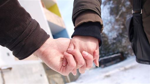 人妻員工旅遊出軌被女兒撞見…一句話毀婚