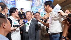 郭柯出席台北市計程車工會普渡餐會鴻海集團創辦人郭台銘（前右）、台灣民眾黨主席柯文哲（前中）29日晚間都出席台北市計程車工會普渡餐會，兩人短暫互動後，柯文哲先行離去。中央社記者趙世勳攝 112年8月29日