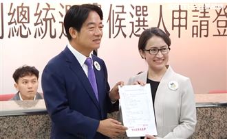 賴、蕭搶頭香登記　「貓狗」小物戴上身