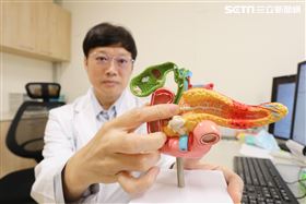 婦自摔打人疑中邪　醫驚：胰臟多了這顆(圖/翻攝畫面)