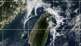 鄭明典分享今日台灣週邊雲影，有網友認為形狀神似愛心。（圖／翻攝自鄭明典臉書）