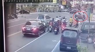 車流中「倒車右轉」　網：開車閃車都神技