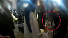 高雄鹽埕區5歲女童，跟哥哥玩捉迷藏，不慎走失大叫哭鬧，員警接獲店員通報協助，(圖／翻攝畫面