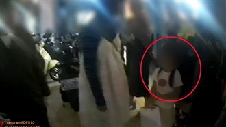 女童玩捉迷藏走失大哭　暖警細心助團圓