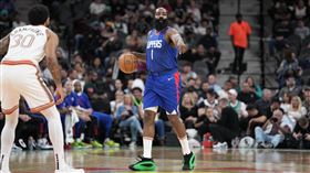 ▲哈登（James Harden）單吃溫班亞馬（Victor Wembanyama），快艇近期打出2連勝。（圖／路透社／達志影像）