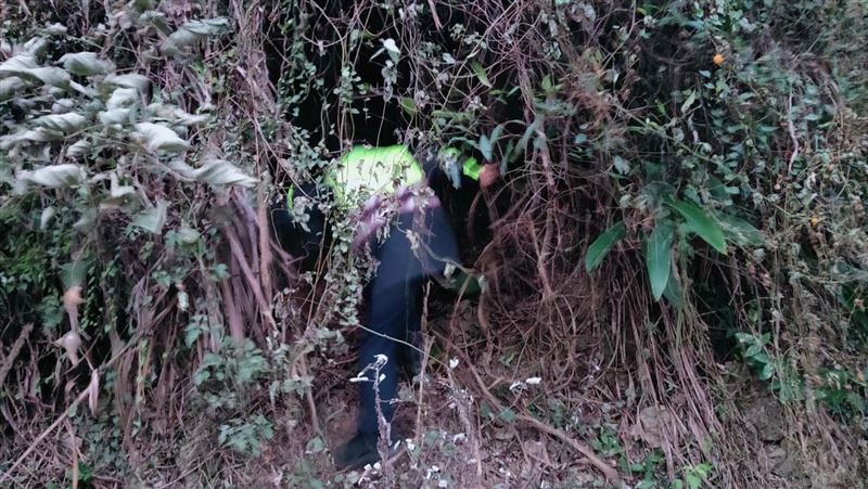 61歲男獨攀受困卡峭壁　警靠Line一招救人