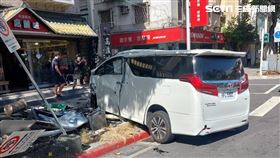 台北市士林區發生計程車與阿法碰撞事故，造成6人受傷送醫。（圖／翻攝畫面）