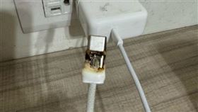 剛買新iphone充電線　未充電狀態竟燒熔解（圖／翻攝爆料公社）
