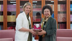 人權會主委陳菊接見挪威自由黨主席梅爾比挪威國會外交國防委員會第二副主席暨自由黨主席梅爾比（左）21日拜會國家人權委員會主委陳菊（右），雙方就台灣人權發展現況及人權議題交流意見。（人權會提供）中央社記者陳俊華傳真  112年11月21日