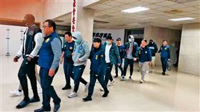 ▲涉案的球員到案都坦承簽賭打假球，只有斑霸（左1）及柯旻豪（左2）堅持否認。（圖／翻攝畫面）