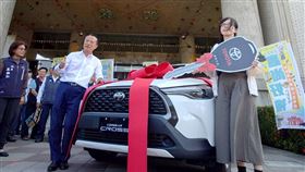 身體不適買個藥  女工程師獲嘉縣購物節大獎任職科技業的楊小姐（前右）日前路過嘉義民雄時因身體不適到藥局買藥，獲得嘉義縣商圈聯合購物節摸彩券，竟抽中最大獎汽車一輛，她21日開心現身接受嘉義縣長翁章梁（前右2）頒獎。中央社記者蔡智明攝  112年11月21日